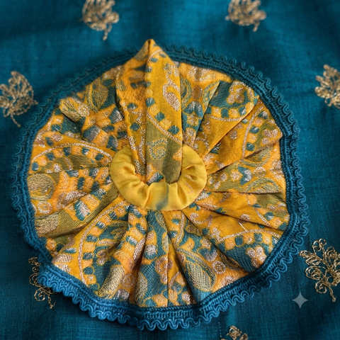 0,1 No laddu Gopal bnarsi dress